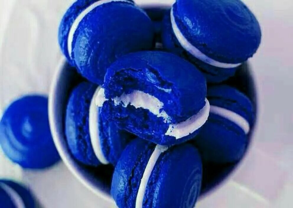 Где есть синий. Синие сладости. Голубые конфеты. Сладости синего цвета. Синие леденцы.