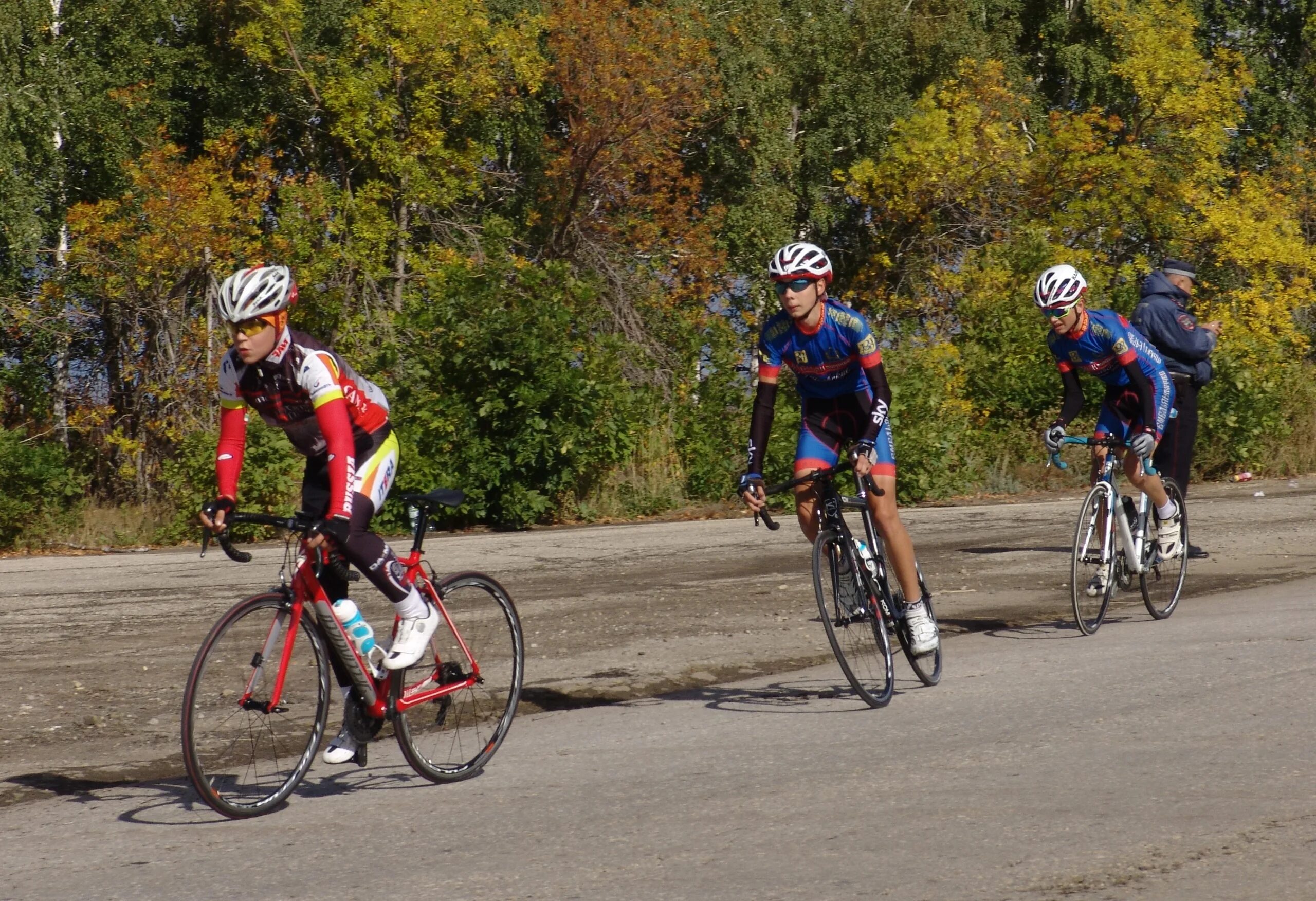 группа велосипедистов. кросс кантри вело. горный велосипед (маунтинбайк). велосипедный спорт. спортивные дисциплины с ездой.