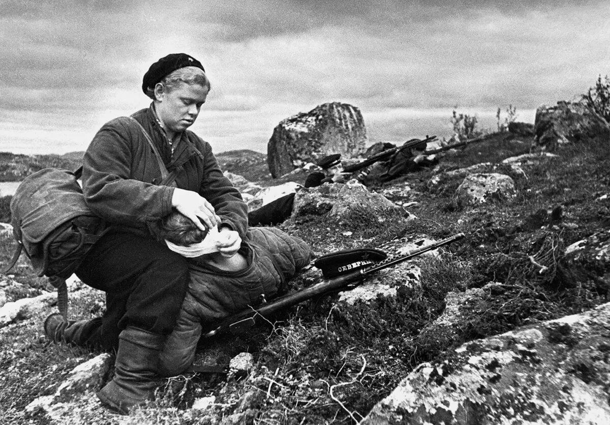 Фото военных лет великая отечественная. Санинструкторы в годы ВОВ 1941-1945. Бой санинструктор в ВОВ 1941-1945.