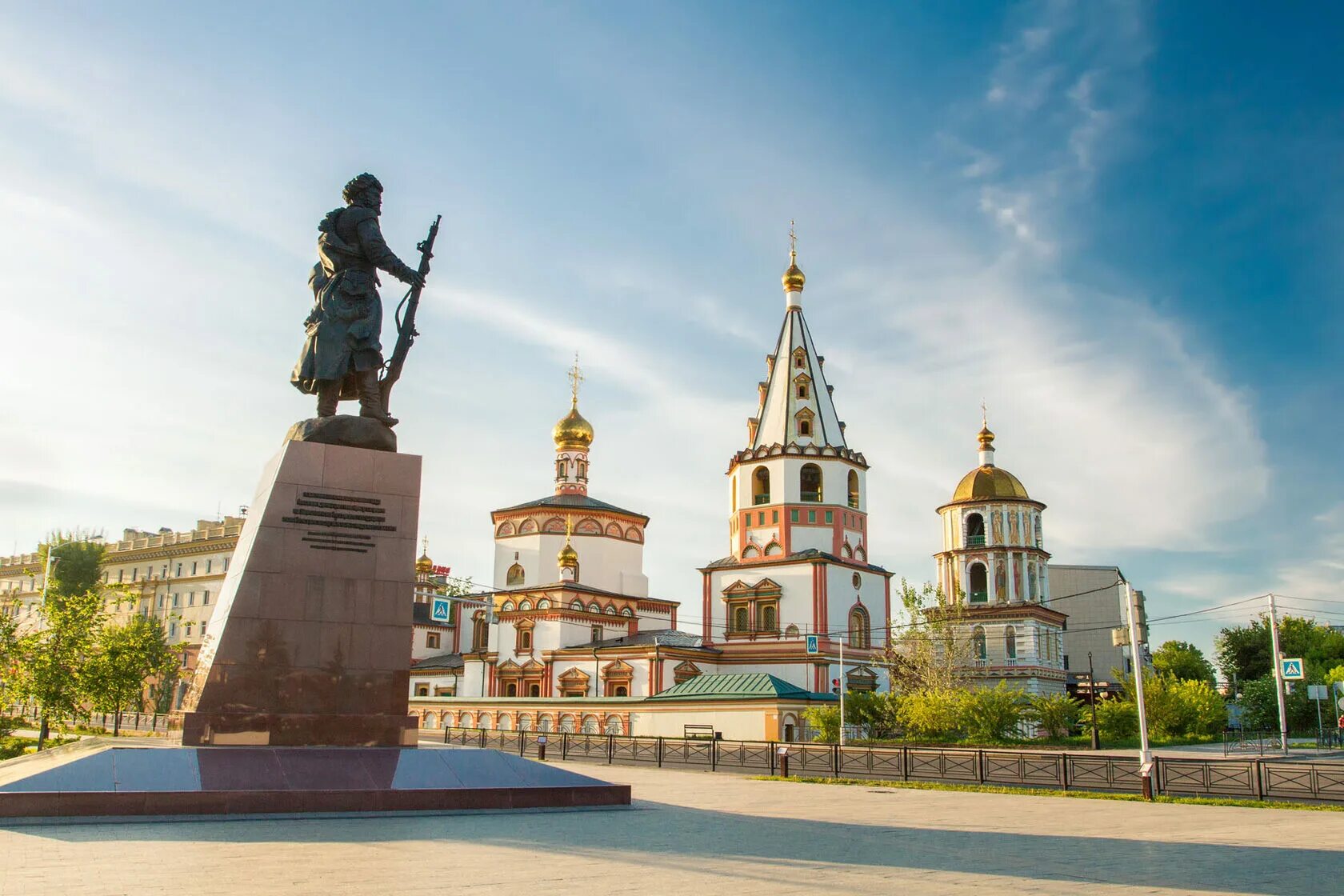 Иркутск обзорная экскурсия. Иркутск набережная ангары памятник Александру. Иркута город.