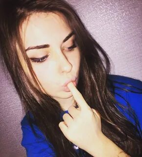 Арина Бердникова сосет палец 