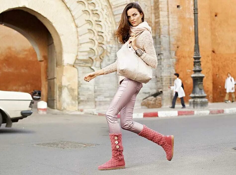 Угги на ногах. Джинсы мом с уггами. Угги ugg 2022. Угги koolaburra by ugg. Угги 2021 лук.