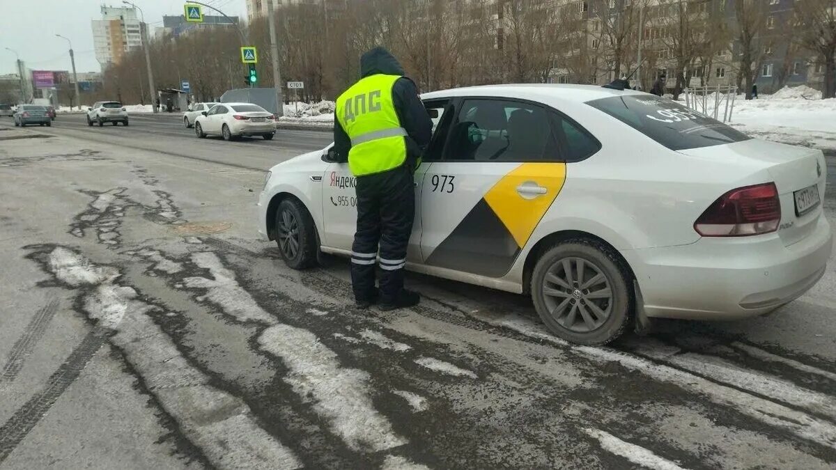 Автомобиль ГИБДД. Сотрудник ДПС. Тюменские машины ДПС. Водитель иномарки. Таксист тюмень