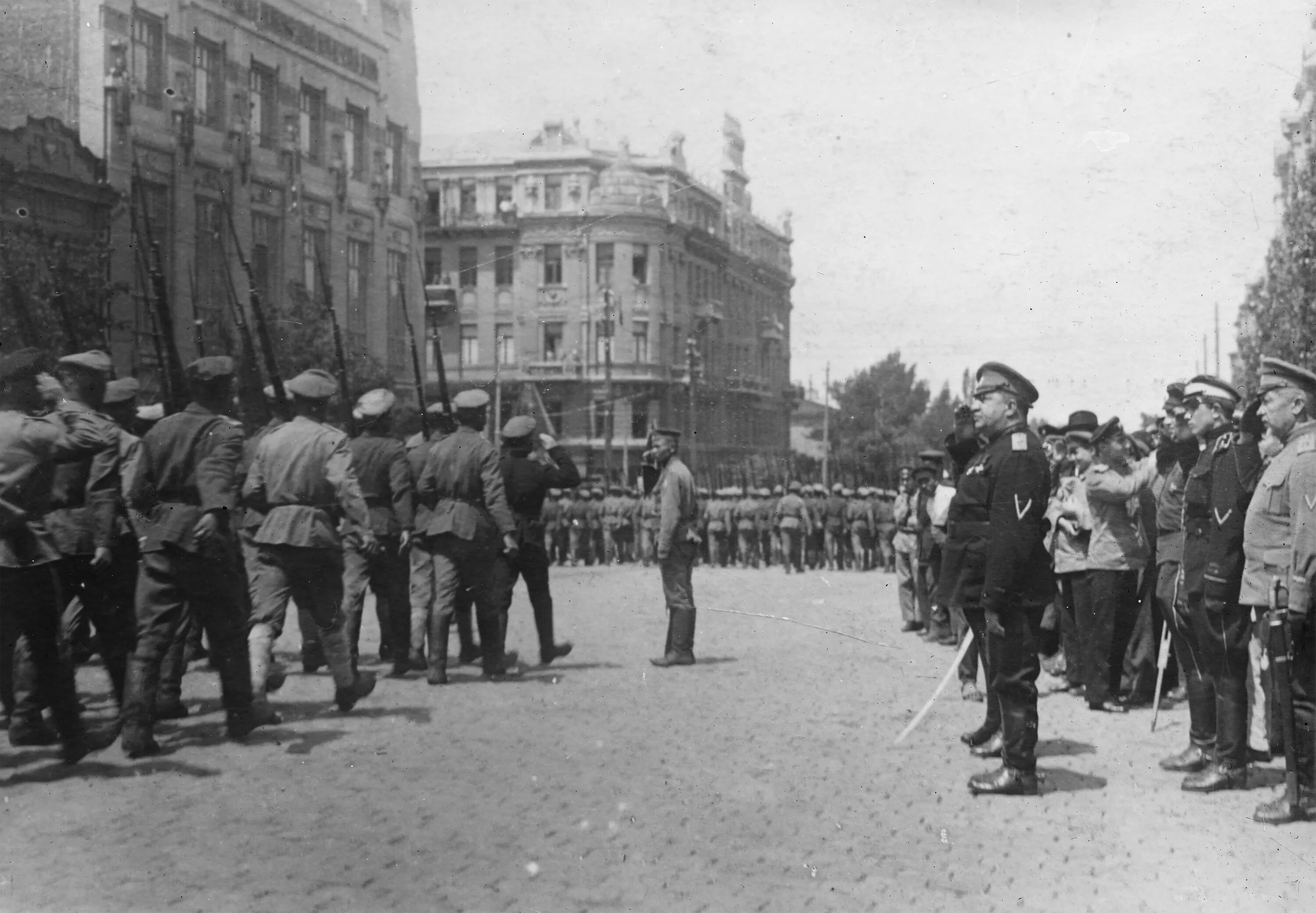 Май-Маевский 1919. Май Маевский генерал белой армии. Парад красной армии в Харькове 1919. Парад Деникин Царицын 1919.