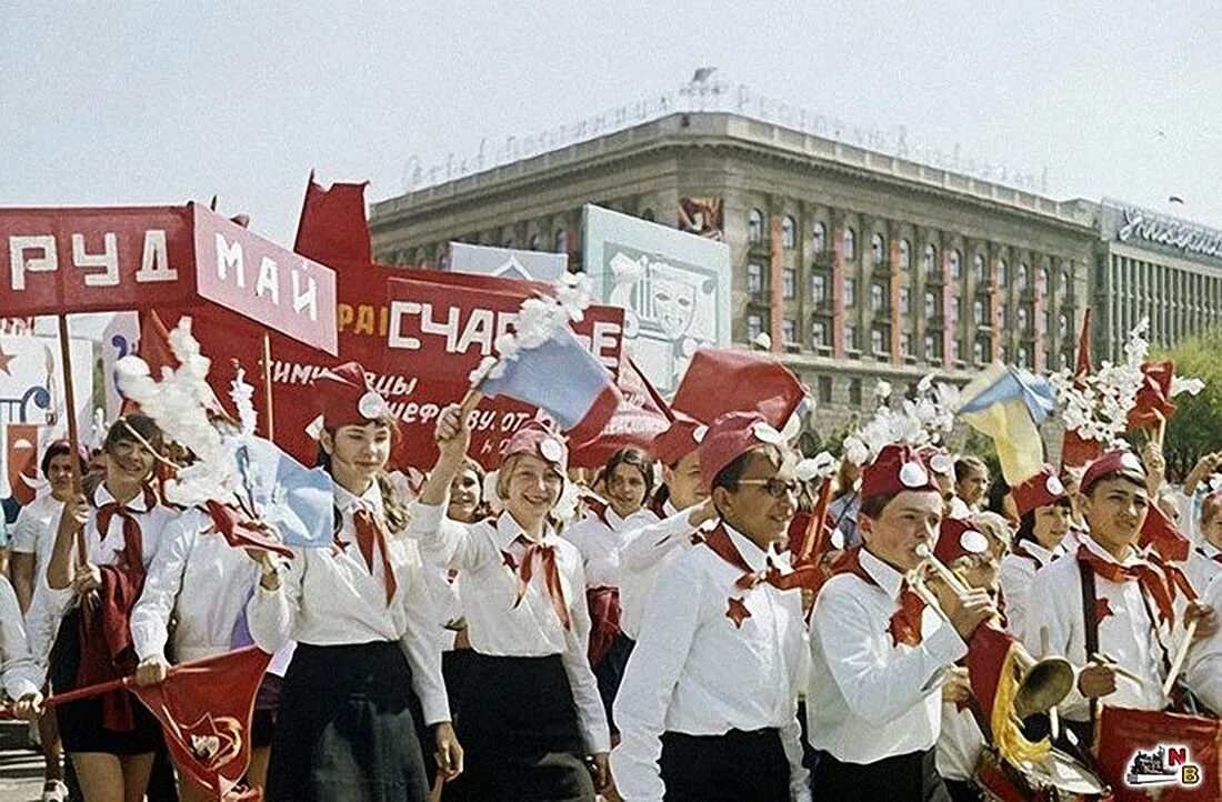 Демонстрация 1 мая в ссср. Первомай демонстрация СССР. Пионеры на демонстрации в СССР. Парад пионеров 1 мая СССР.