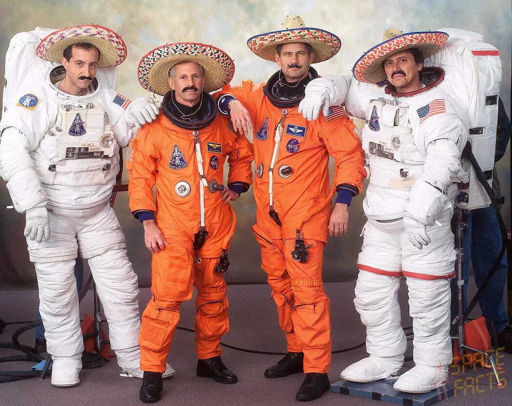 Кикина spacex. 5 экипаж. 5 экипаж. Анна кикина космонавт. Астронавты наса.