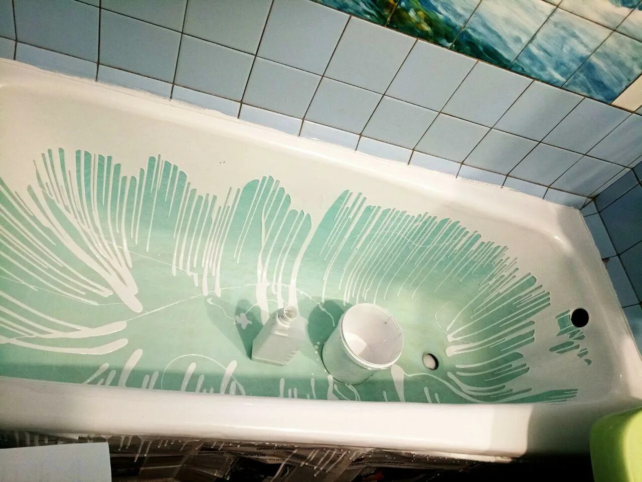 Покрыть ванну акрилом. Разноцветная ванна жидким акрилом. Отреставрированная ванна цветная. Реставрация ванн цветная. Акриловые покрытие ванны в Ереване мастер.