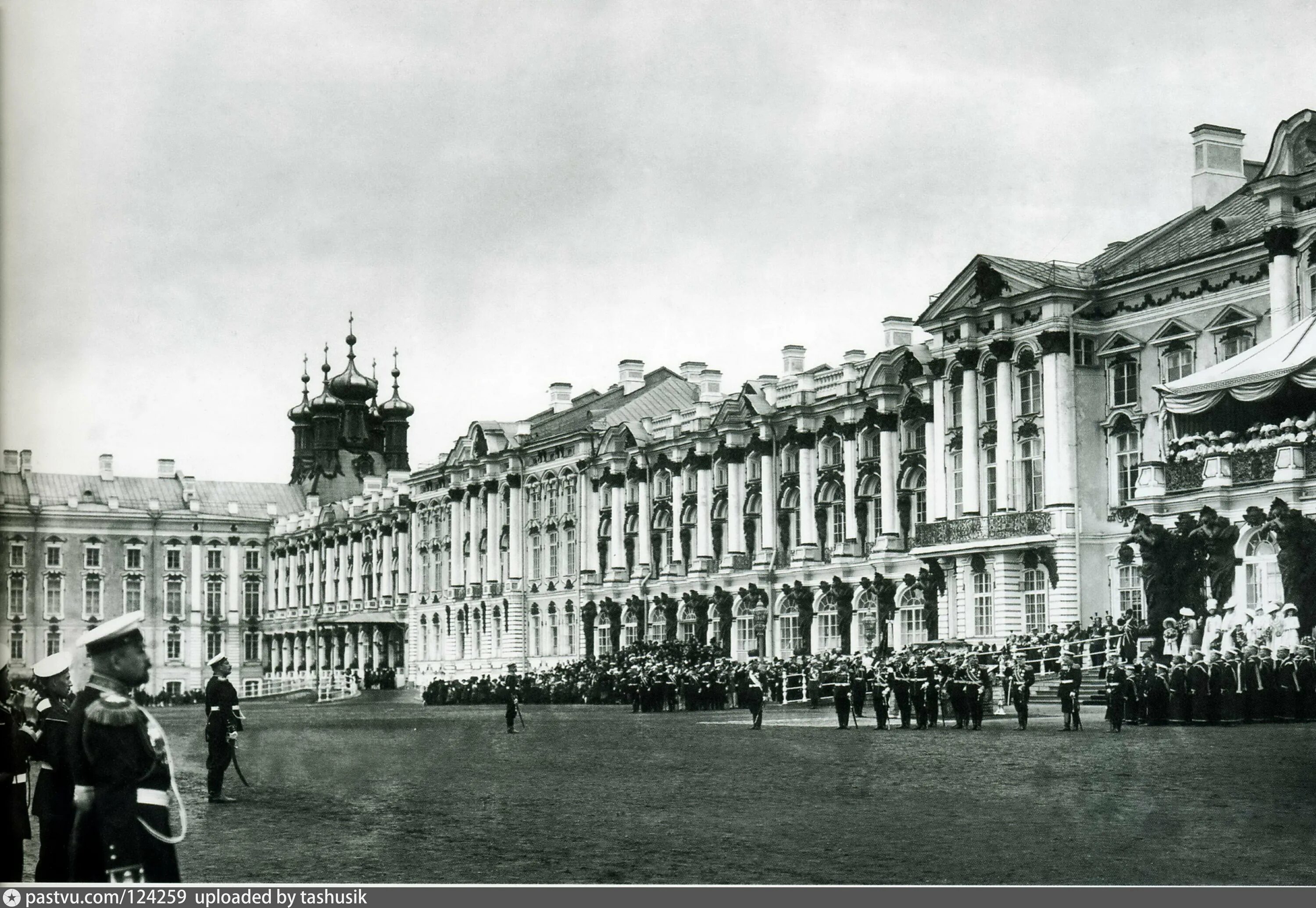 Екатерининский дворец 19 век. Екатерининский дворец в царском селе 19 век. Екатерининский дворец в царском селе до революции. Царское село вокзал 1917. Санкт петербург в царские времена.