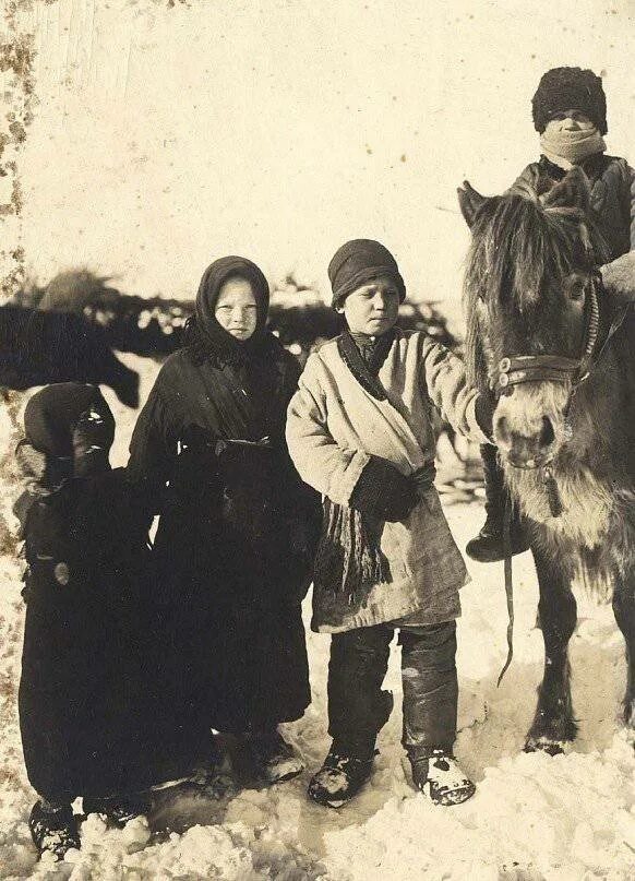 Жизнь и быт сибирских. Крестьяне Енисейской губернии конец 19 века. Крестьяне Енисейской губернии 19 века. Крестьяне Енисейской губернии в начале 20 века. Зимняя одежда Сибиряков 19 века в Енисейской губернии.