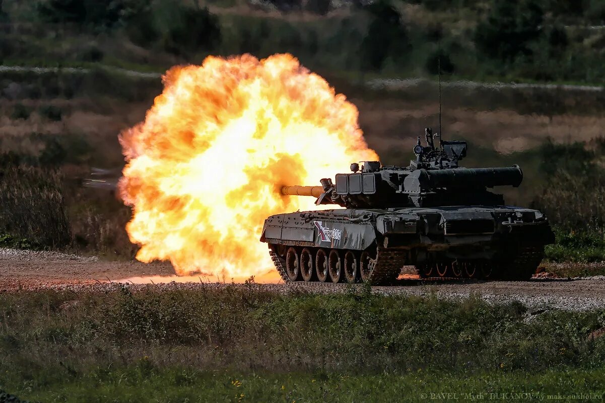Танк в огне. Огненный танк. Танки в огне. Танк т80. Танки ворлд оф танк.