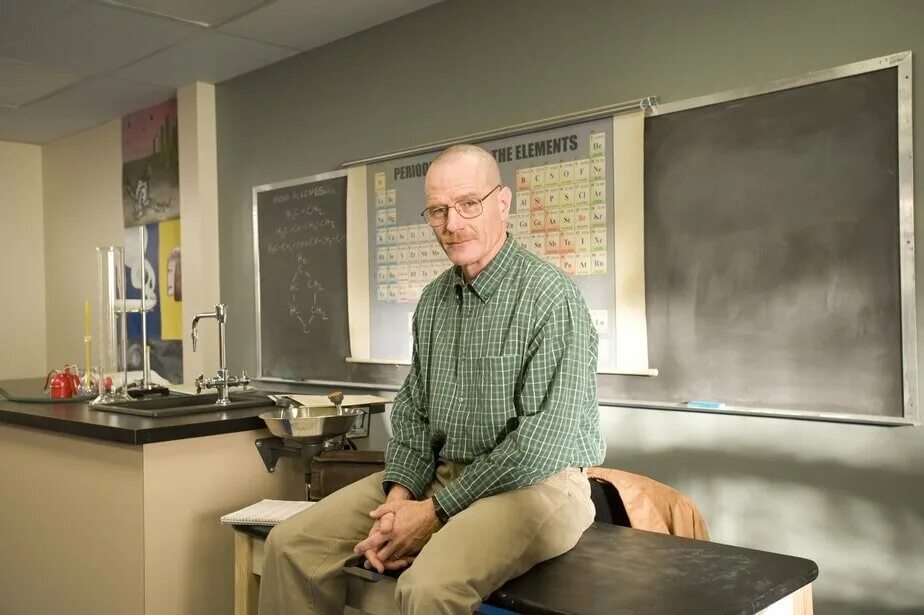 Учитель в беде. Волтер вайт в школе. уолтер уайт химичит. уолтер уайт учитель. walter white в школе.