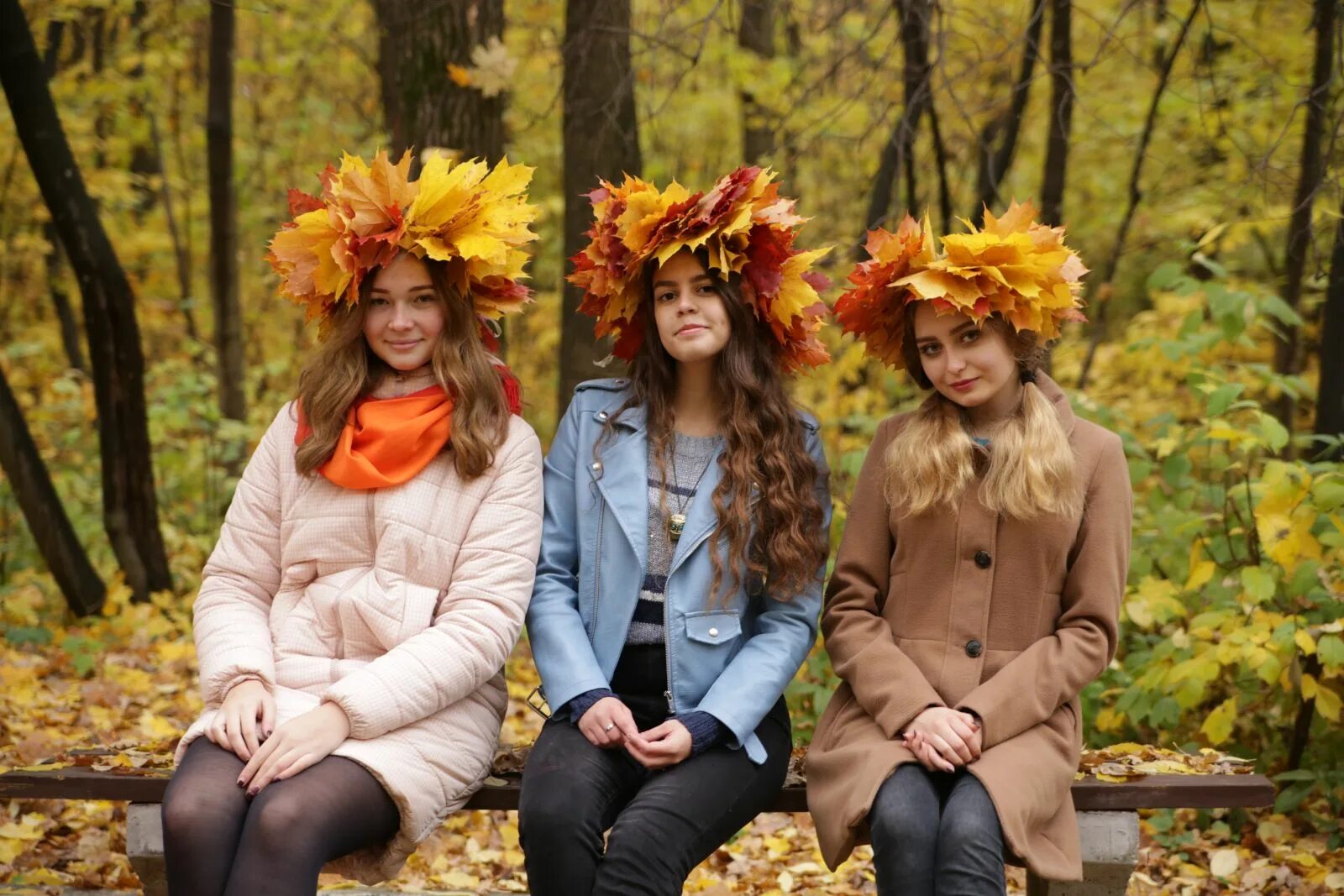 Группа осенний. Осенняя фотосессия с подругой. Осенняя фотосессия группой. Осеннее настроение. Настроение осенью.