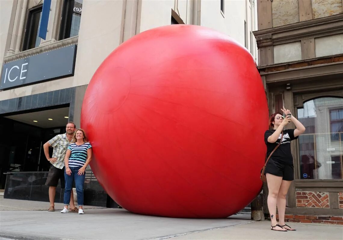 Самый большой шар. Большой воздушный шарик. Самые огромные шары. Самый большой надувной шарик в мире. Супер мега большие