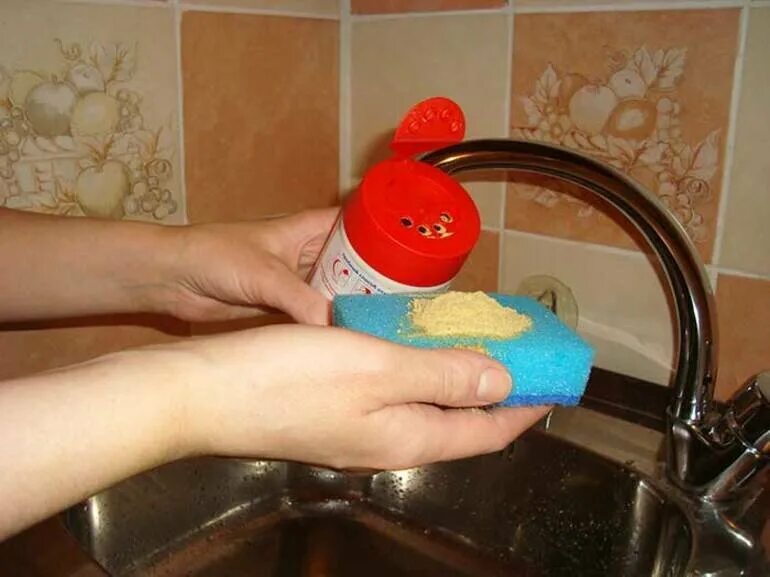 Кальцинированная соде и хозяйственном мыле. Моющее посуды хозяйственного мыла средство. Жидкое мыло. Мытье посуды золой. Моющее средство и хозяйственное мыло.