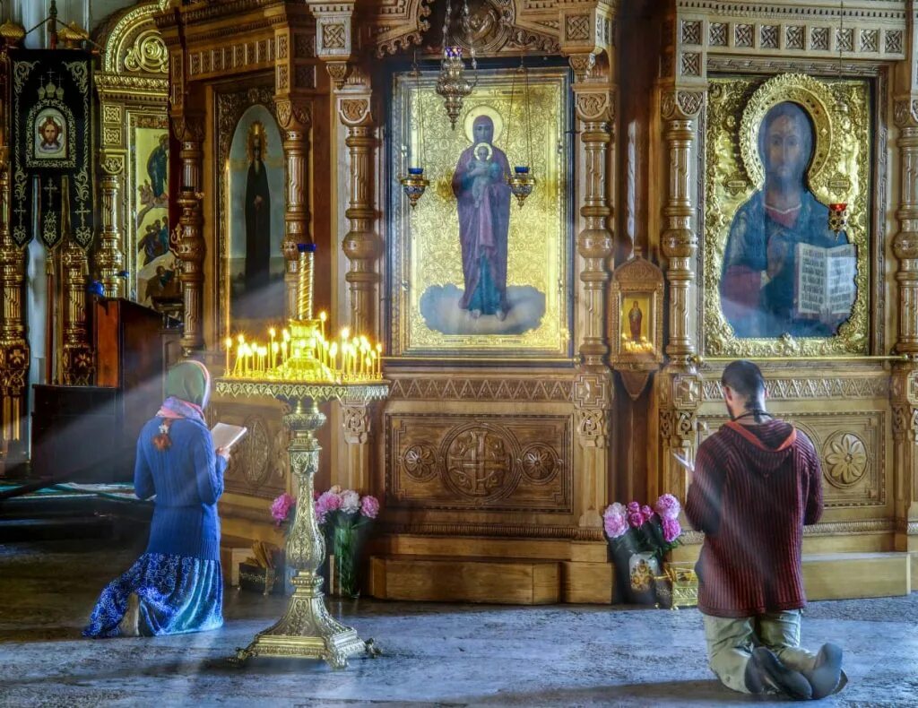 Покаяние в храме. Православные стремятся к. Православные стремятся к. Православные стремятся к. Люди молятся в церкви.
