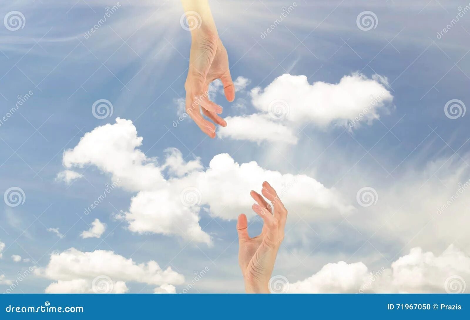 Руки на фоне неба тянутся друг к другу. Руки к небу. Две руки в облаках. Две руки на фоне неба.
