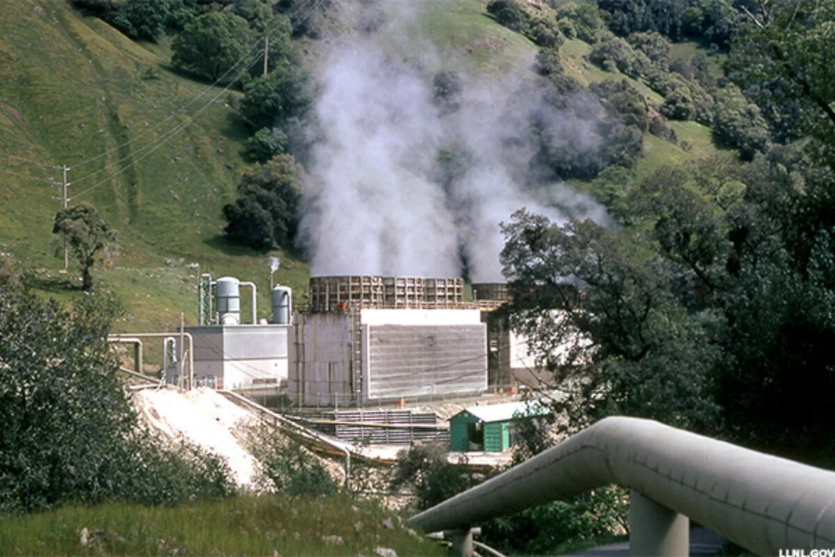 Geothermal energy. Геотермальная энергия станция. Геотермальная энергия в Исландии. The Geysers , США. The Geysers электростанция.