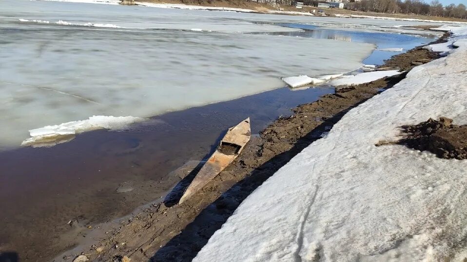 Уровень воды в волге казань на сегодня. Уровень воды в Волге Тверь. Гребная база Тверь на Волге. Обмельчала река Волга. Обмеление Волги в Твери.