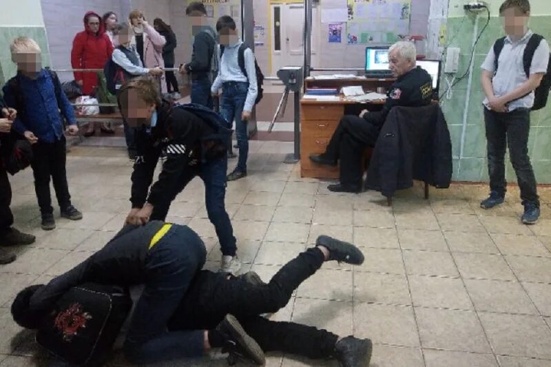 Что будет за драку в школе. Охранник в школе. драка учеников в школе.
