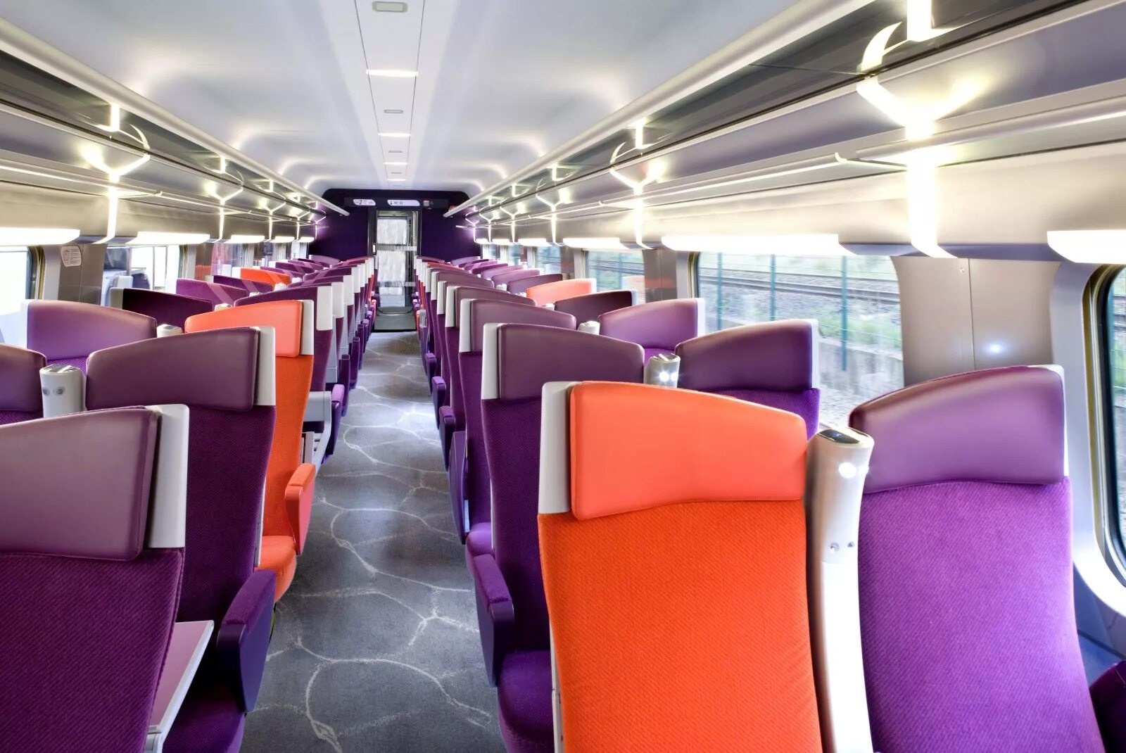 Вагон скоростного поезда. Скоростной поезд TGV Франция. TGV France внутри. TGV Lyria внутри. Французский поезд TGV.