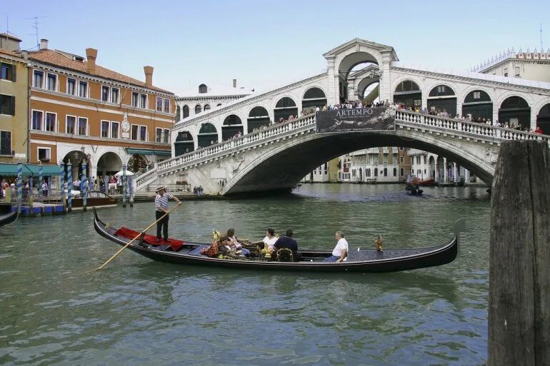 Самый известный канал. Италия мост Риальто. Риалто в Италии. Венеция Риальто. Мост Риальто в Венеции фото.