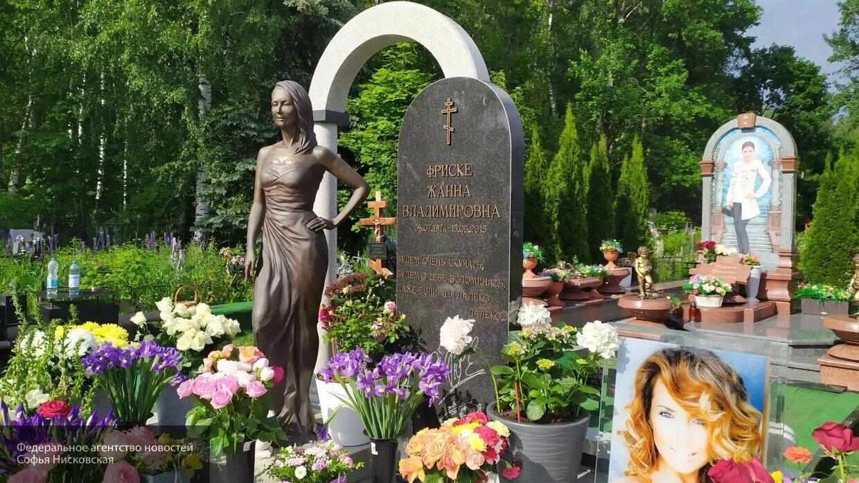 Сестра Жанны Фриске показала, как выглядит памятник певице - фото
