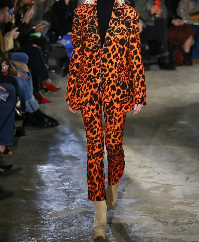Леопардовый тренд. Леопардовая одежда подиум. Оранжевый леопард одежда. Тренды с животным принтом. Леопардовый принт показ одежды.
