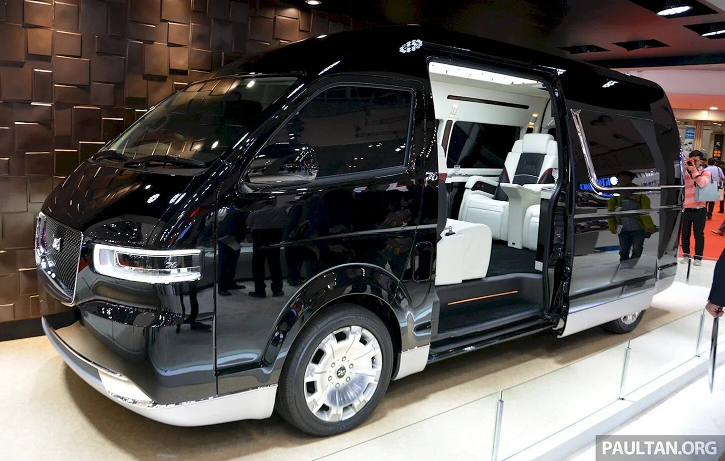 Самый лучший микроавтобус. Минивэн toyota hiace 2025. toyota hiace 2015. тойота хайс микроавтобус 2025. toyota hiace 2025.