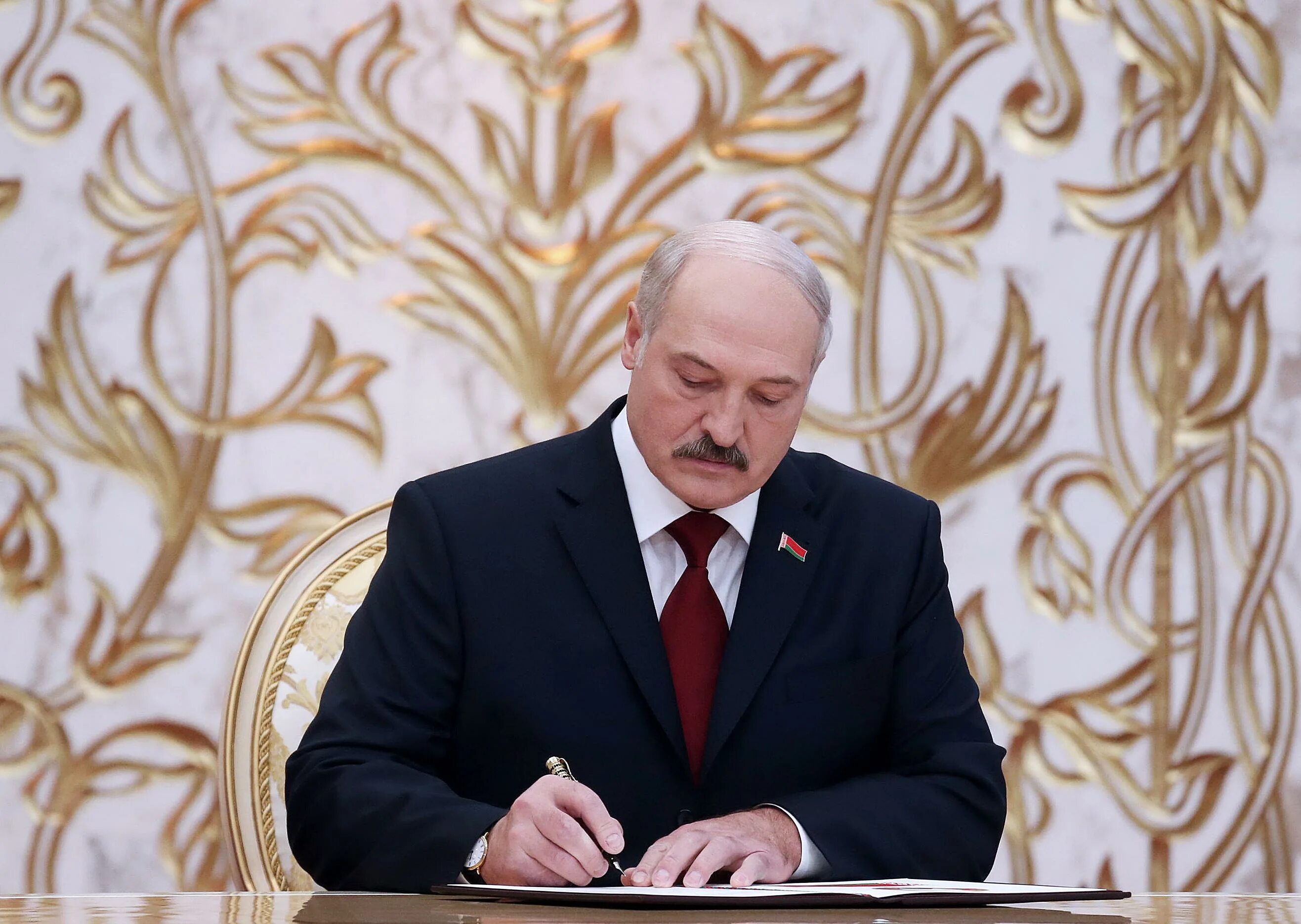 Лукашенко 1997. Лукашенко подписывает. Лукашенко подписывает указ.