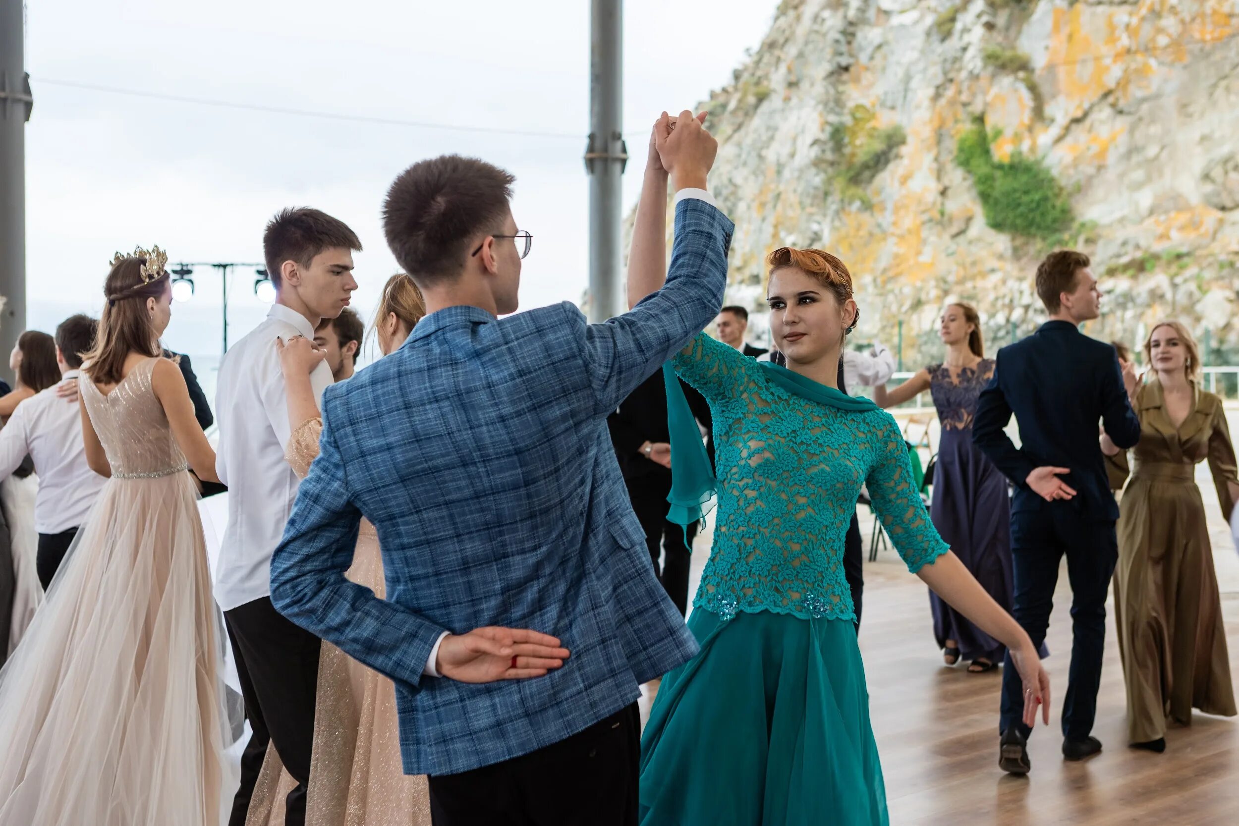 Хх век бал спектакль мхт. Новогодний бал для старшеклассников. Золушка 2015 принц. Конкурс весенний бал севастополь. Ресторан паруса окская жемчужина рязань.