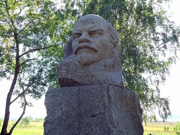 Копейск Бажово памятник. Бажов памятник в Копейске. Памятник Бажову в поселке Бажово. Поселок Бажово Челябинской области памятник Бажова. Копейск бажово