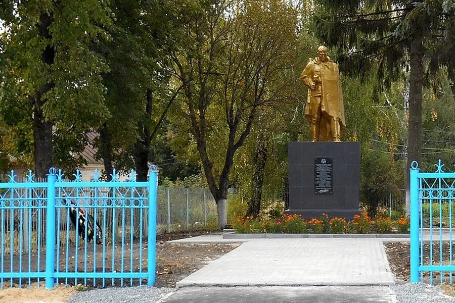 Погода семцы. Почепский район Брянской области памятник. Село Семцы Почепского района. Село Семцы Брянская область. Памятники в Почепе Брянской области.