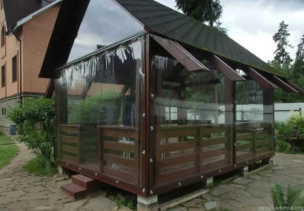 Защитные шторы для веранды. Окна в беседку из поликарбоната. Зип система маркизы для террас. Прозрачные шторы для беседок. Шторы пвх для беседок.