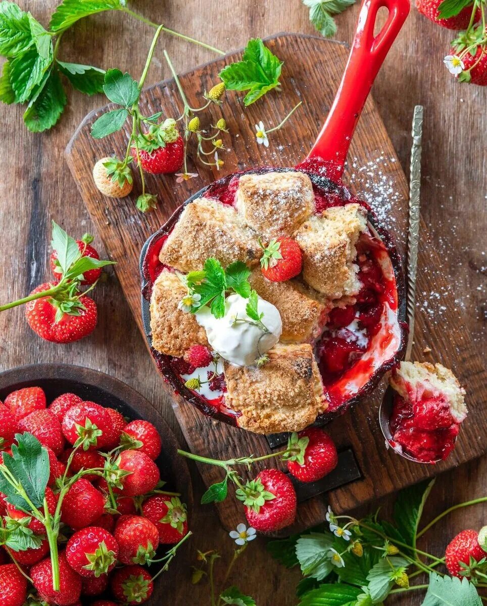 Десерт настроение. Красивый завтрак с цветами. Итальянские десерты коллаж. Натюрморт с ягодами. Шоколадница чизкейк малина клуб.