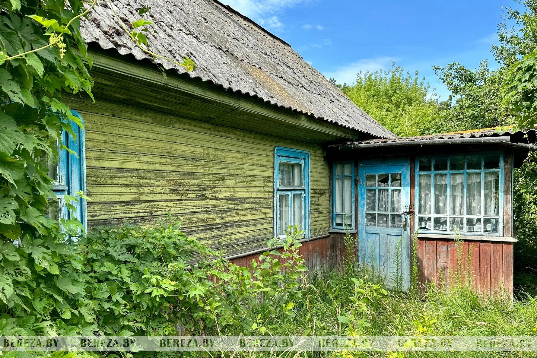 Купить дом за 1 базовую в беларуси. Дом в деревне. Дешевый домик в деревне. Пристройка к деревенскому дому. Рядом с домом деревня.