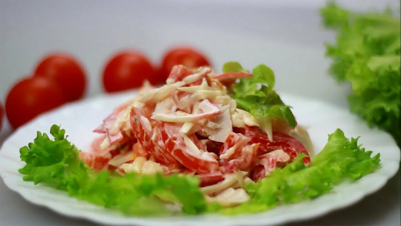 салат крабовые палочки болгарский перец помидор сыр. салат с крабовыми палочками и помидорами и болгарским перцем. салат с крабовыми палочками и помидорами и сыром. салат красное море с крабовыми палочками и помидорами. салат красное море с крабовыми.