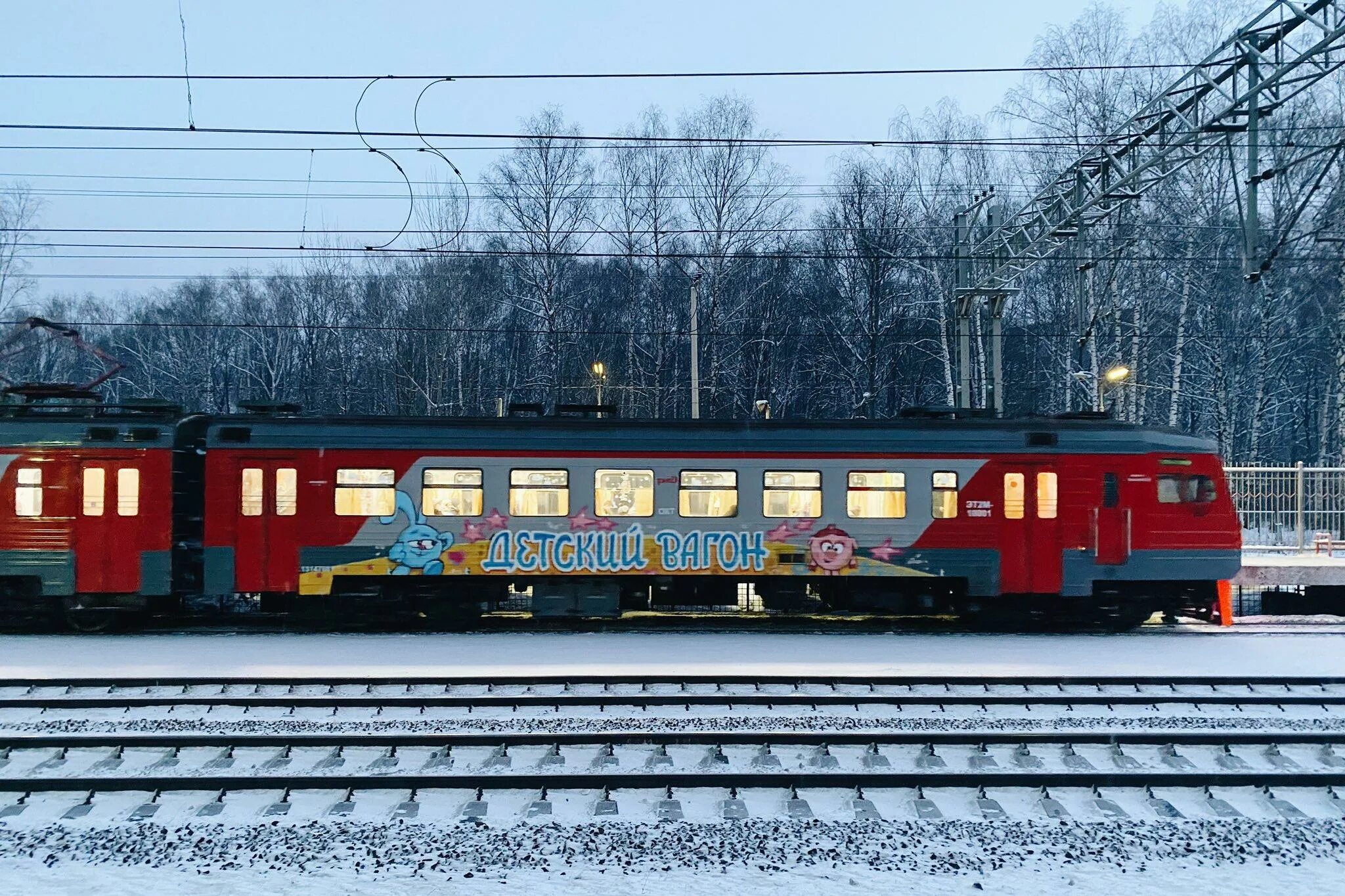 Вагоны пригородных поездов. Электрички. Вагон поезда. Вагон электропоезда. Вагон поезда снаружи.