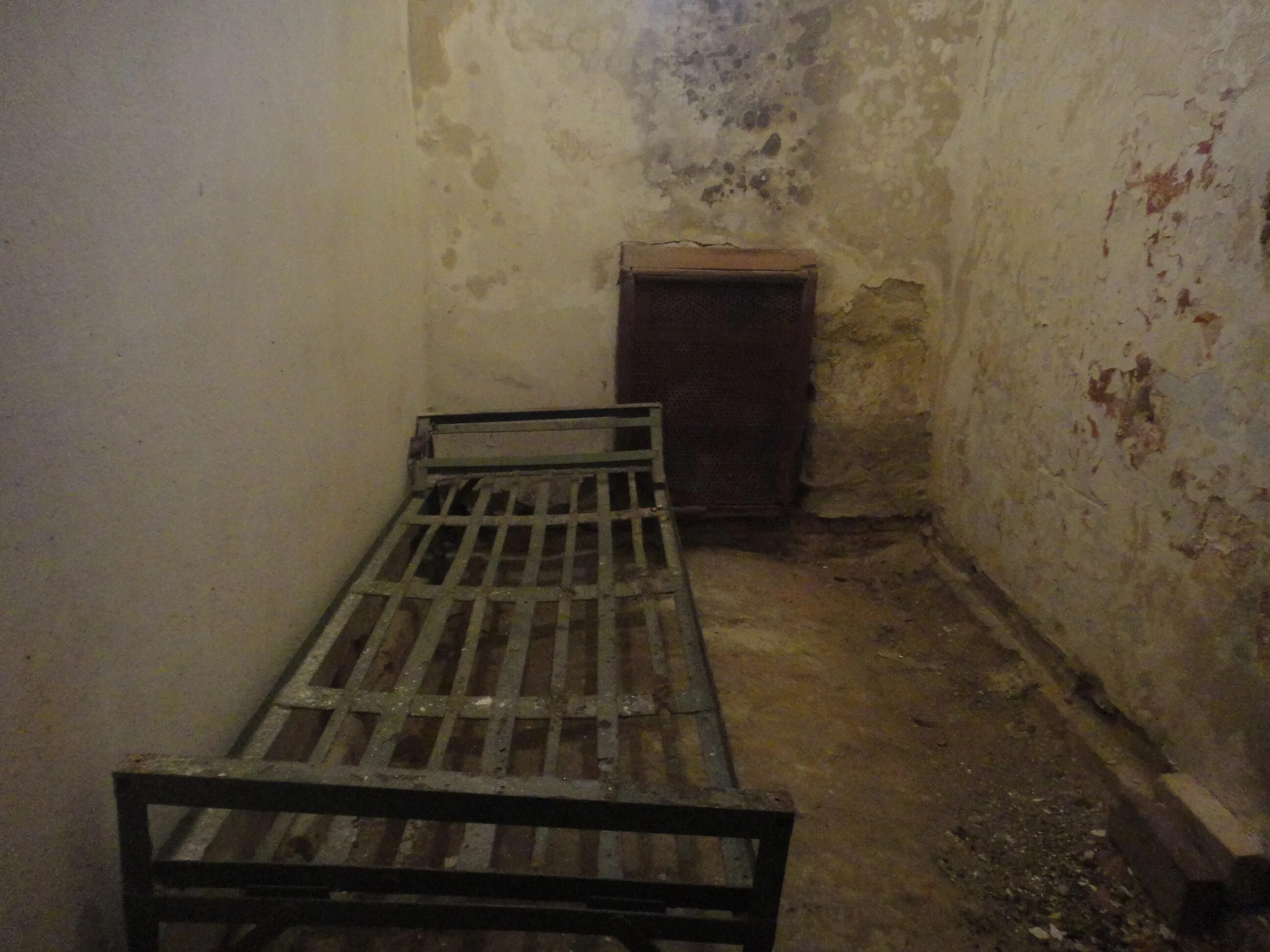 Штрафной изолятор шизо. Штрафной изолятор шизо. Тюремная камера сизо. Шизо фото. Камера шизо пкт.