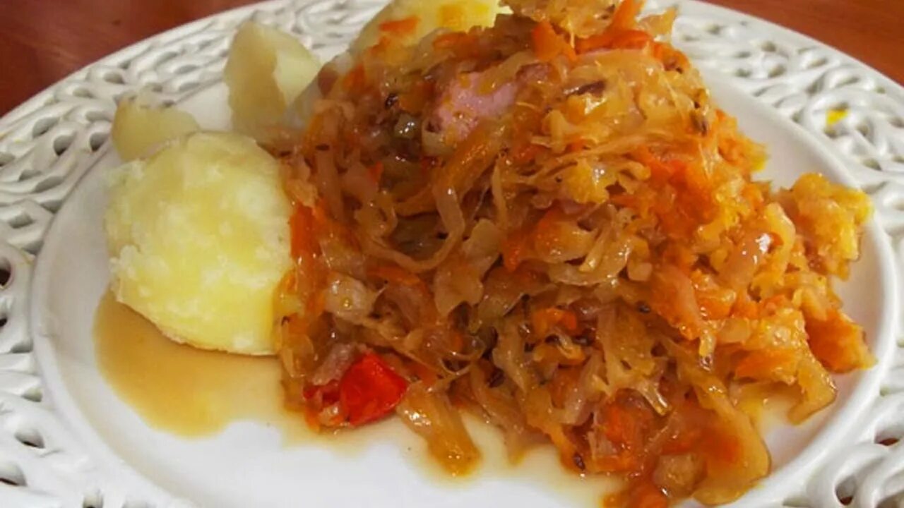 Тушеная капуста с картофельным пюре. Капуста с сосисками. сосиски с тушеной капустой и пюре. капуста с сардельками. тушёная капуста с сосисками фото.