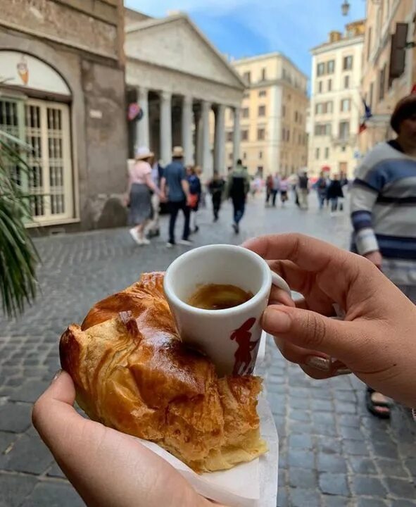 Чашечка кофе в италии. Кофе италия. Кофейня в италии кофе. Кофе rome. Доброе утро рим.