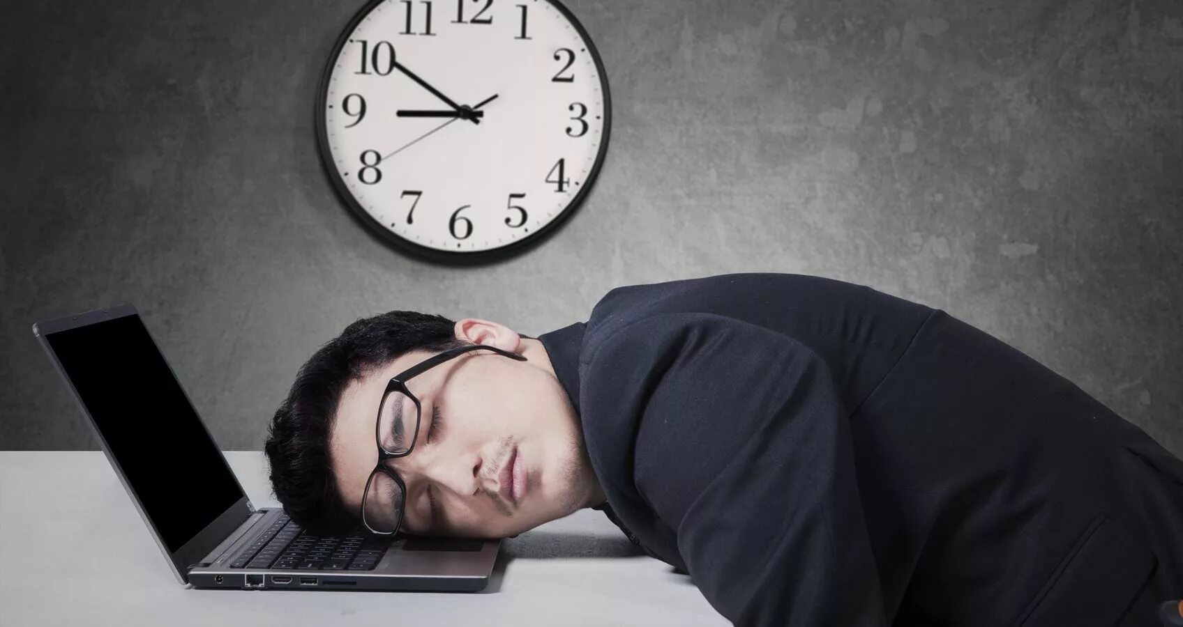 Неполноценный сон. Польза и вред интернета. Не включайте и не выключайте компьютер без разрешения учителя. День без интернета рисунок. Компьютер наш друг или враг.