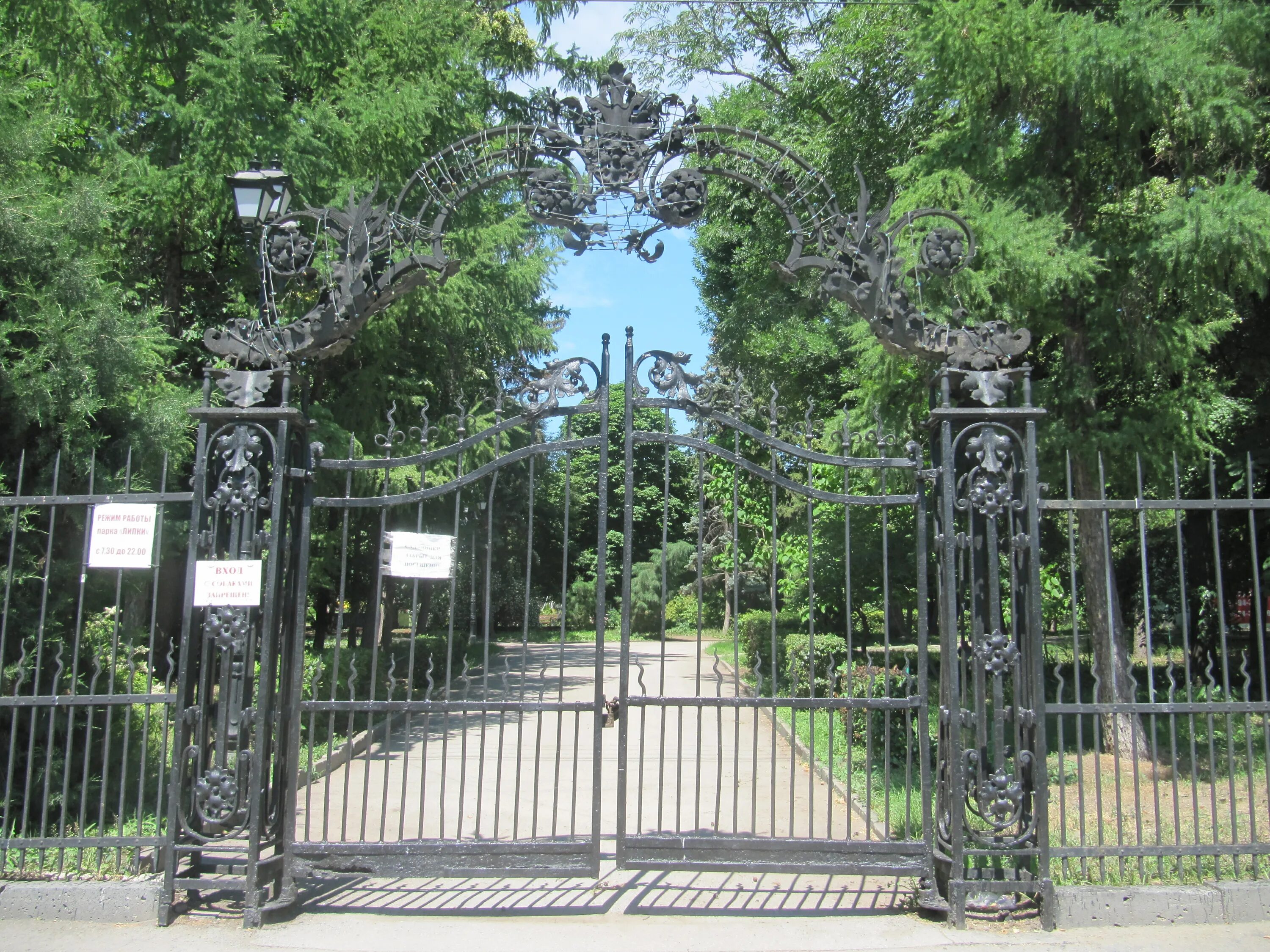 Парк южный ворота. Парк победы асанова бишкек. Парк южный ворота. Парк победы бишкек. Парк победы бишкек южные ворота монумент.