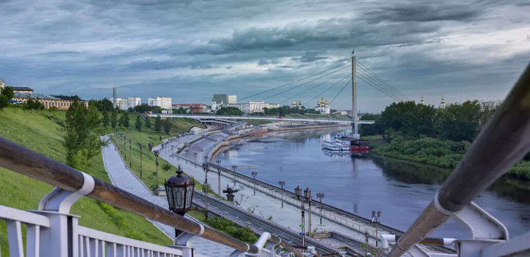 Автобусы до набережной тюмень. Набережная тюмень. четырехуровневая набережная в тюмени. памятники на набережной тюмени. набережная тюмень мост влюбленных.