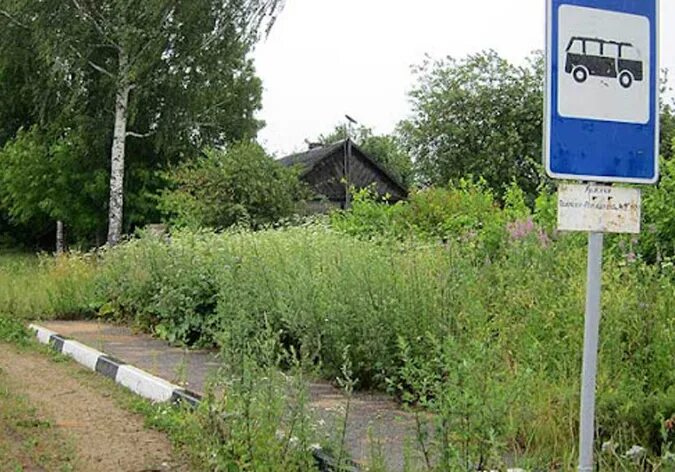 деревня в россии и деревня в финляндии. автобусная остановка в деревне. оригинальные автобусные остановки. деревенская остановка. бетонная остановка в деревне.