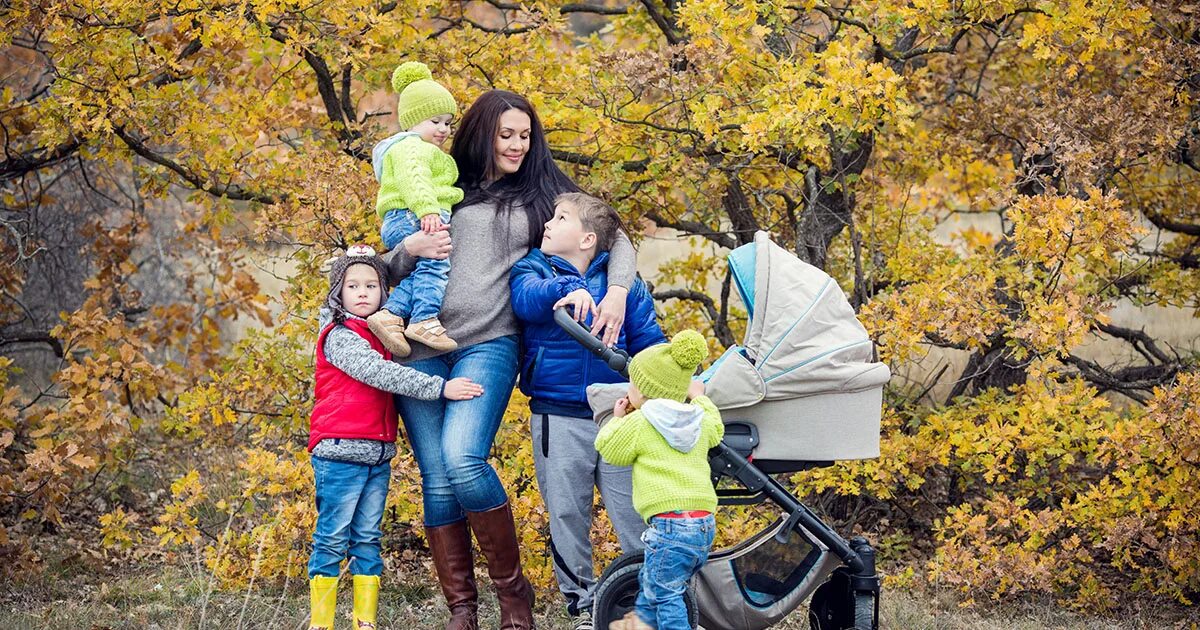 Муж посидел с ребенком. Семья на прогулке. Семейная фотосессия на природе. Семья с коляской. Женщина в семье.