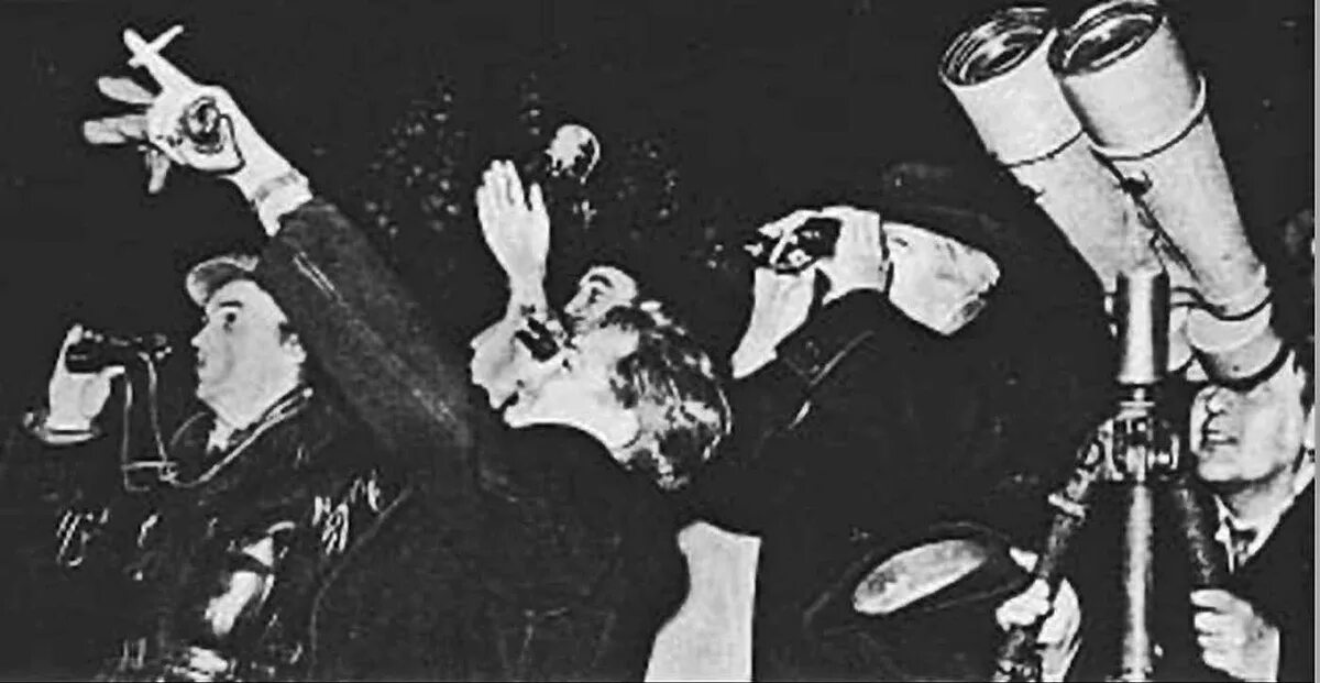 Первый запуск человека в космос ссср. 1957 Г запуск в космос первого спутника СССР. Первый Спутник земли СССР. Советские люди наблюдают Спутник.