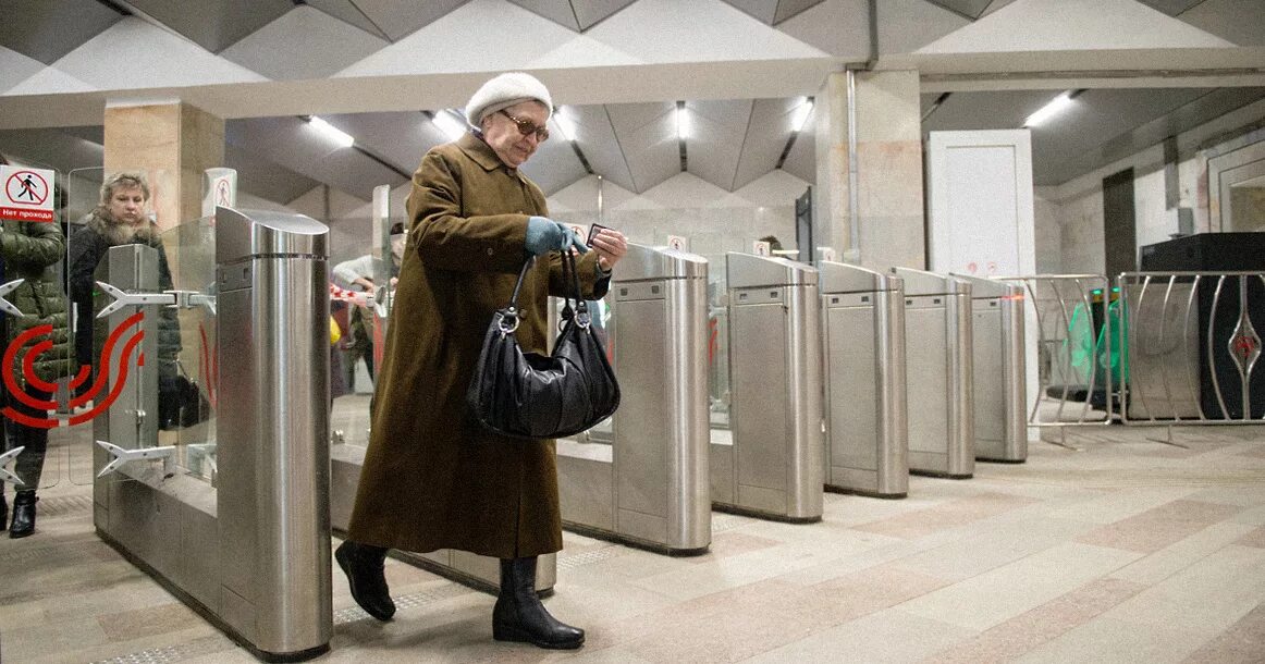 Москва метро пенсионеры. Работа для пенсионеров в метрополитене. Бабушка в автобусе. Пенсионерка в метро. Пенсионеры в электричке.