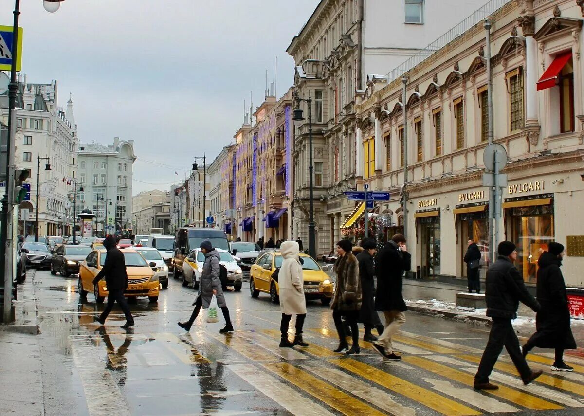 Длительное время в москве. Время в Москве. Петровка Москва тогда и сейчас. Измайловский Пассаж перекресток. Время в Москве сейчас.