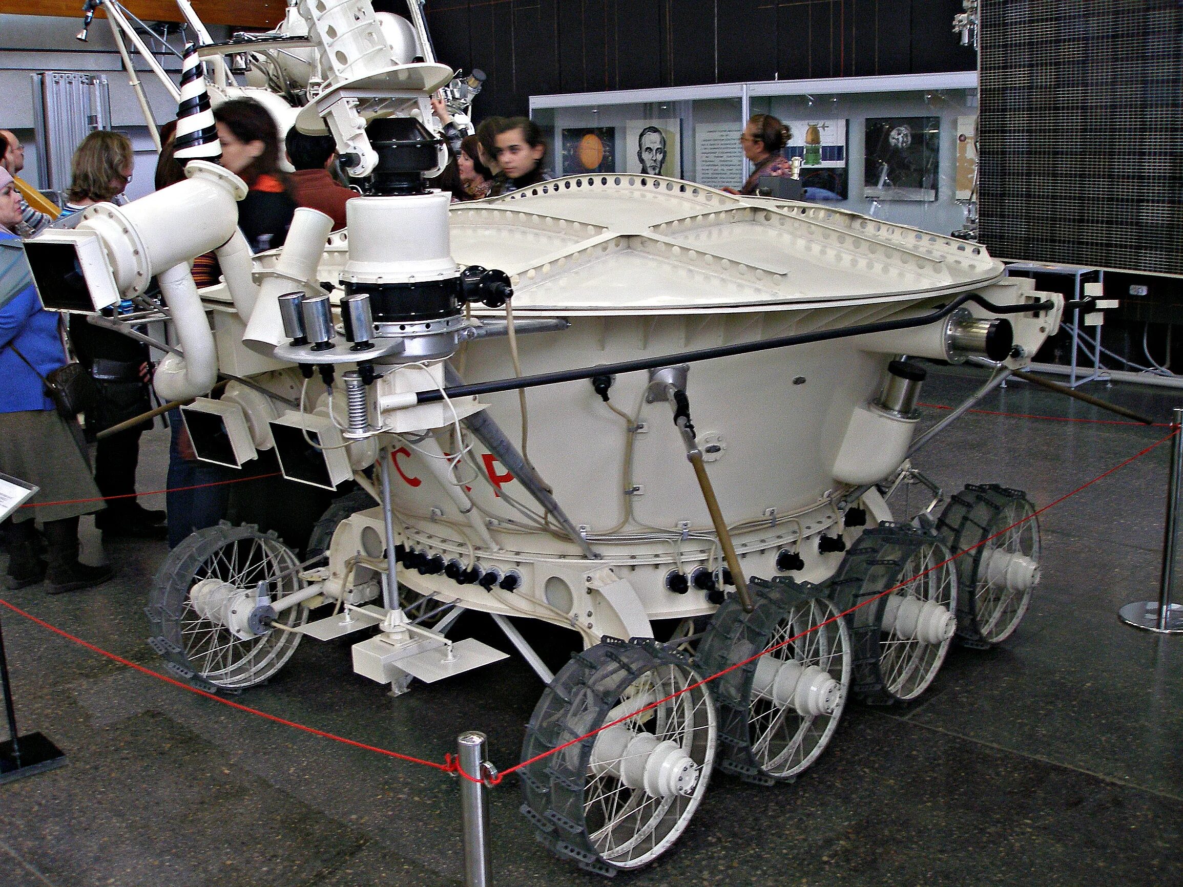 Самоходный аппарат совершивший путешествие по луне. Луноход 2. Луноход-2 1973. Советский Луноход 2. Луноход 2 на Луне.