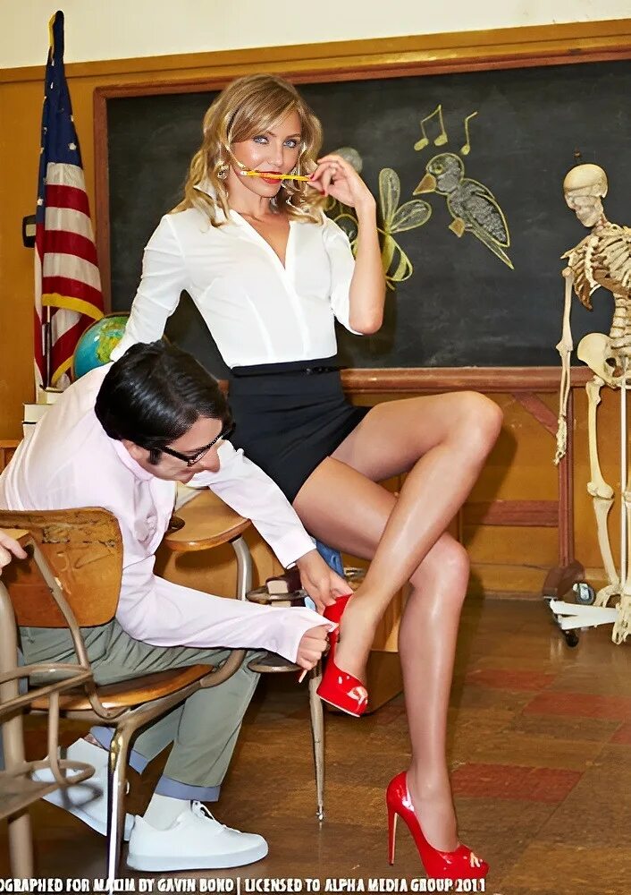 Покажи ноги рассказ. Демонстрирует свои ножки. Ступни девочек. Пятки девушки в колготках. Покажи ноги рассказ.